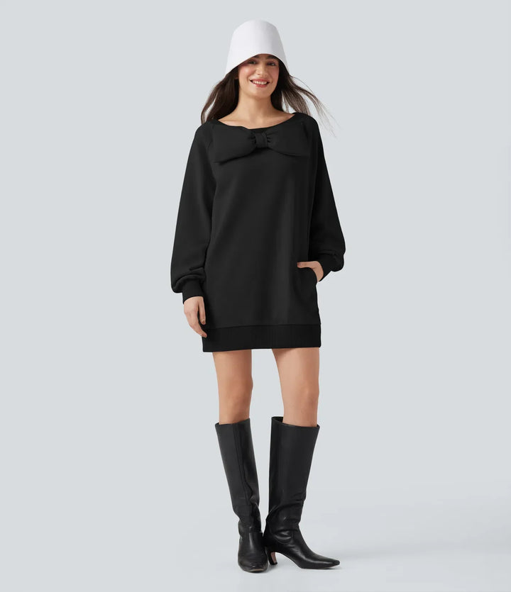 Modell i beigefärgad dam sweatshirt med båtringning