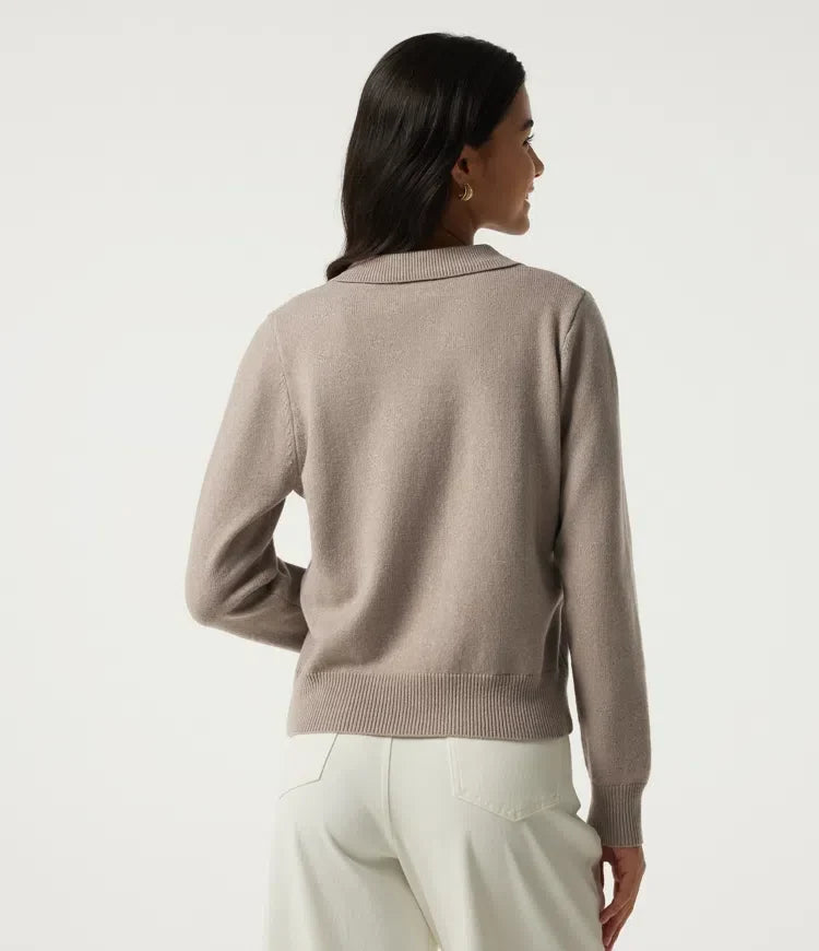 Kvinna i beige långärmad polotröja bakifrån