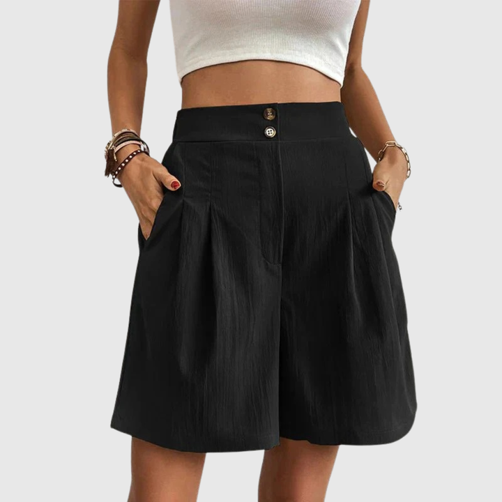 Kvinna i svarta damshorts med hög midja och knappar framtill