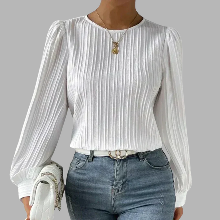 Annete elegant vit damtshirt med lång ärm matchad med jeans