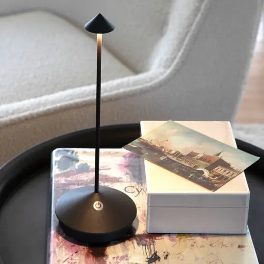 Stämningsfull belysning skapad av en trådlös bordslampa under en middagsbjudning