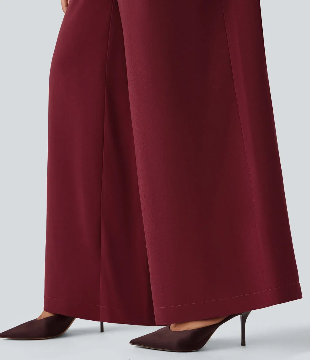 Detaljbild på bälte och midja för damjumpsuit i modetrend
