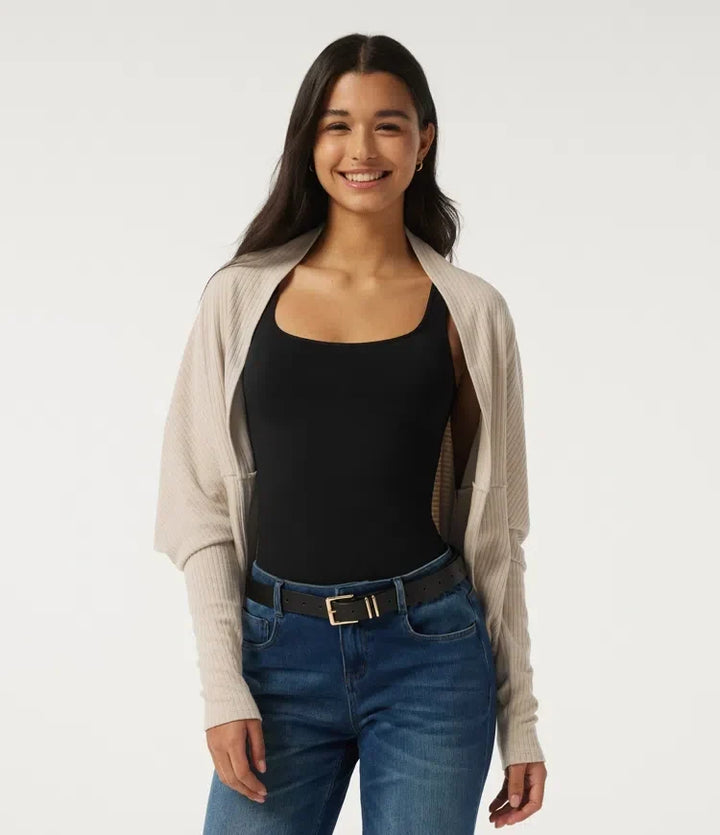 Dam iförd beige ribbstickad cardigan med fladdermusärm framifrån