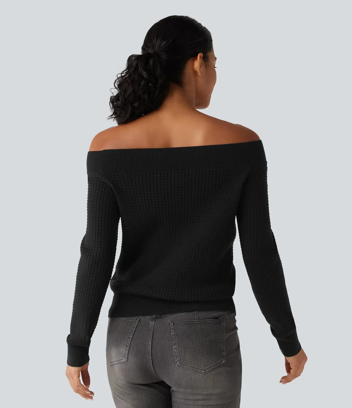 Detaljbild av halsringning och off-shoulder design på damkläder