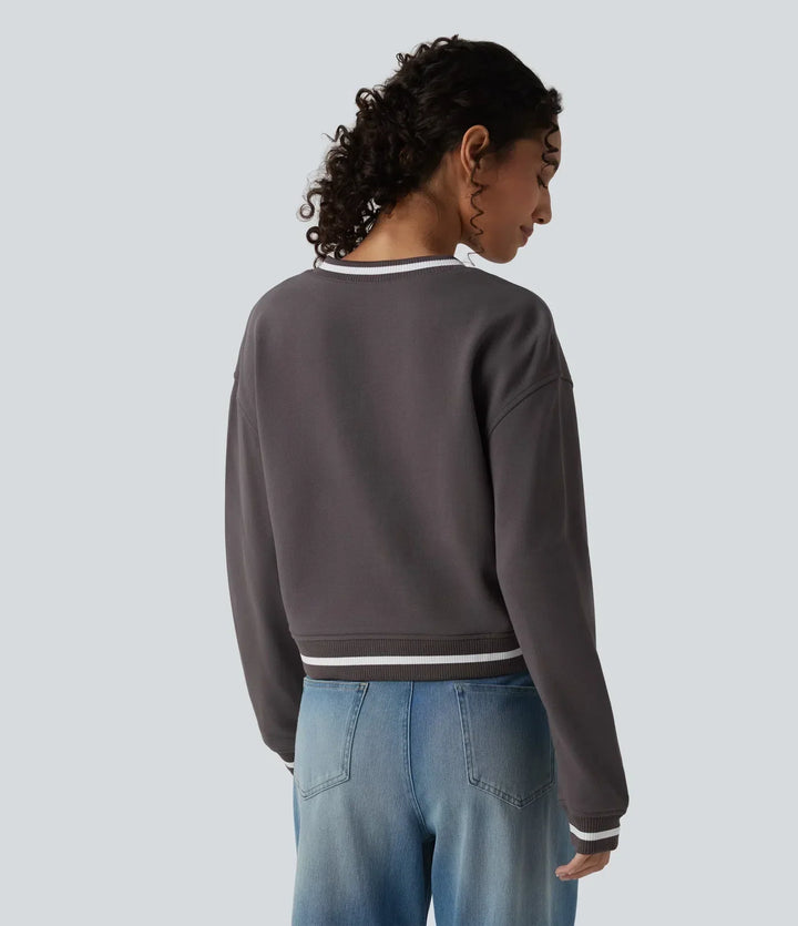 Kvinna i mörkgrå sweatshirt med V-ringning bakifrån