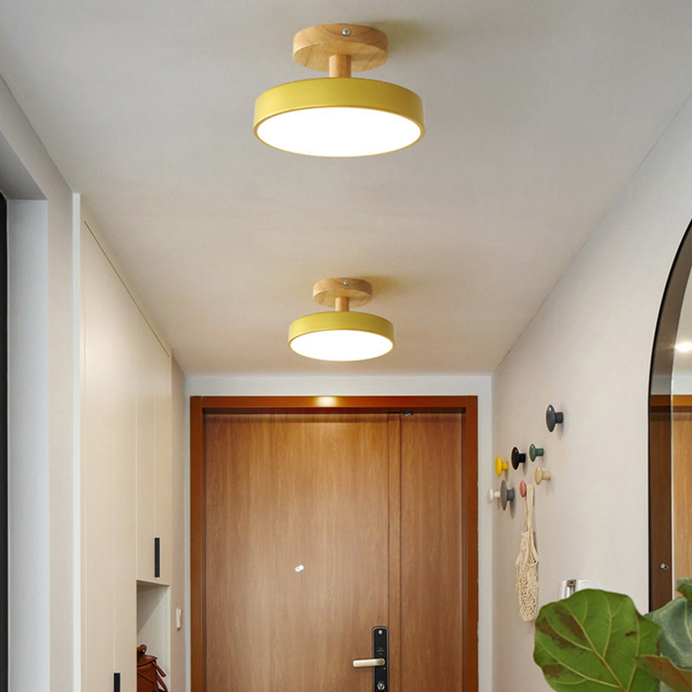 Interiörbild med industriell lampa hängande i modern lägenhet