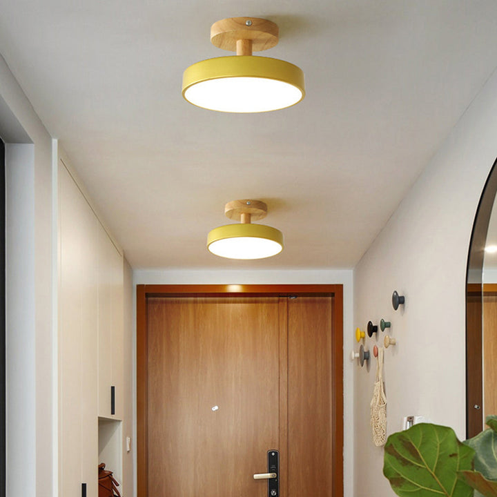 Interiörbild med industriell lampa hängande i modern lägenhet