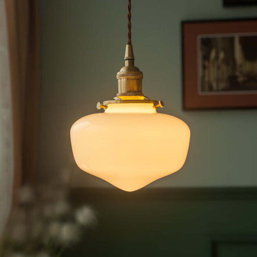 Pendellampa i industriell design hängande i rummet som stilfull hemdekor