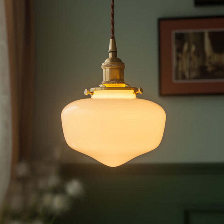 Pendellampa i industriell design hängande i rummet som stilfull hemdekor