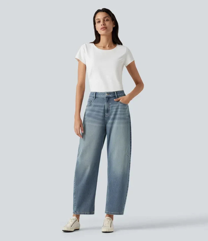 Detaljbild på fickor och söm på dam jeans med hög midja