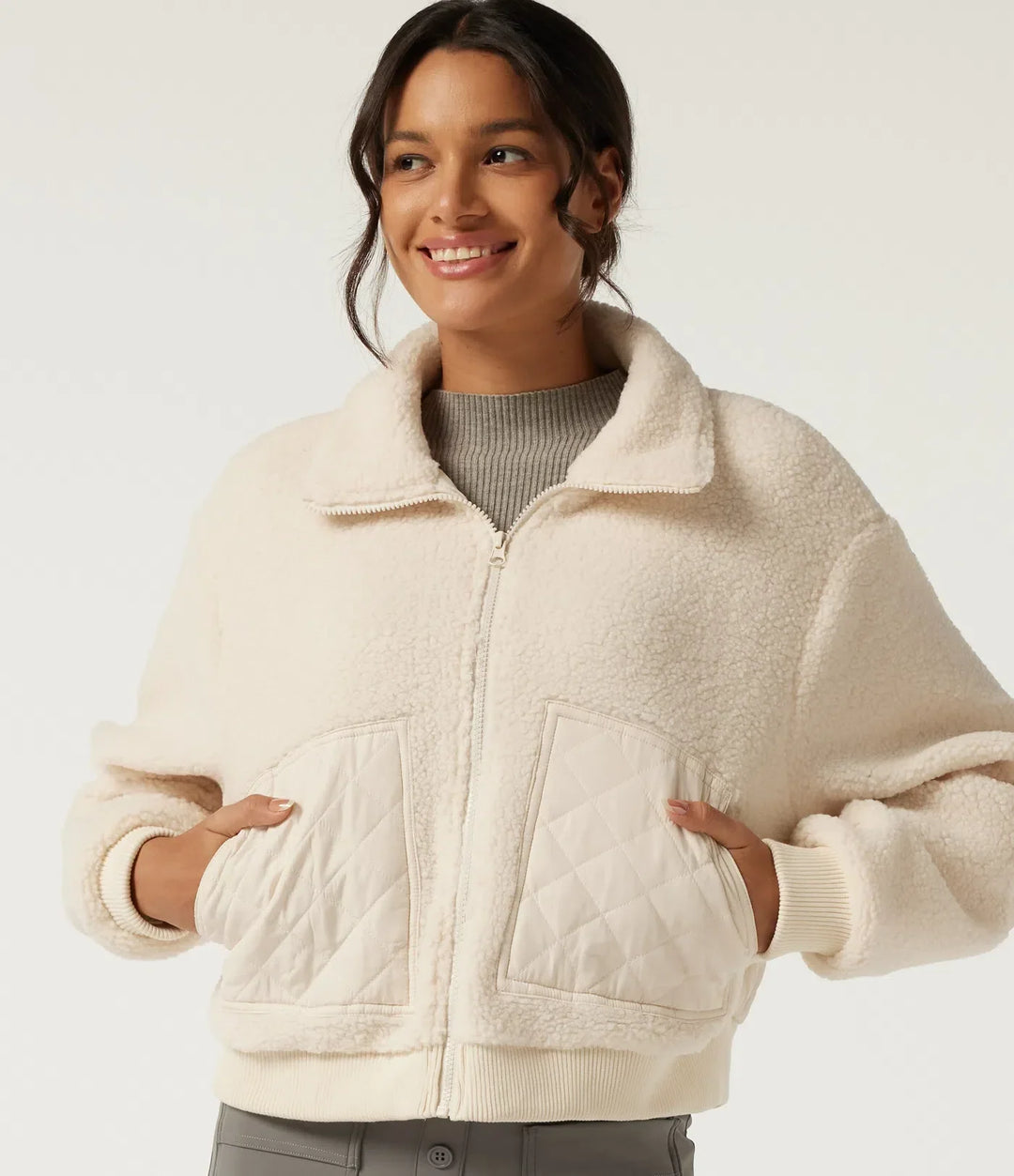 Dam långärmad sherpajacka med slagkrage och praktiska fickor i mysig stil