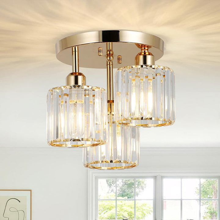 Helhetsbild av rum med tänd modern kristall semi-flush taklampa