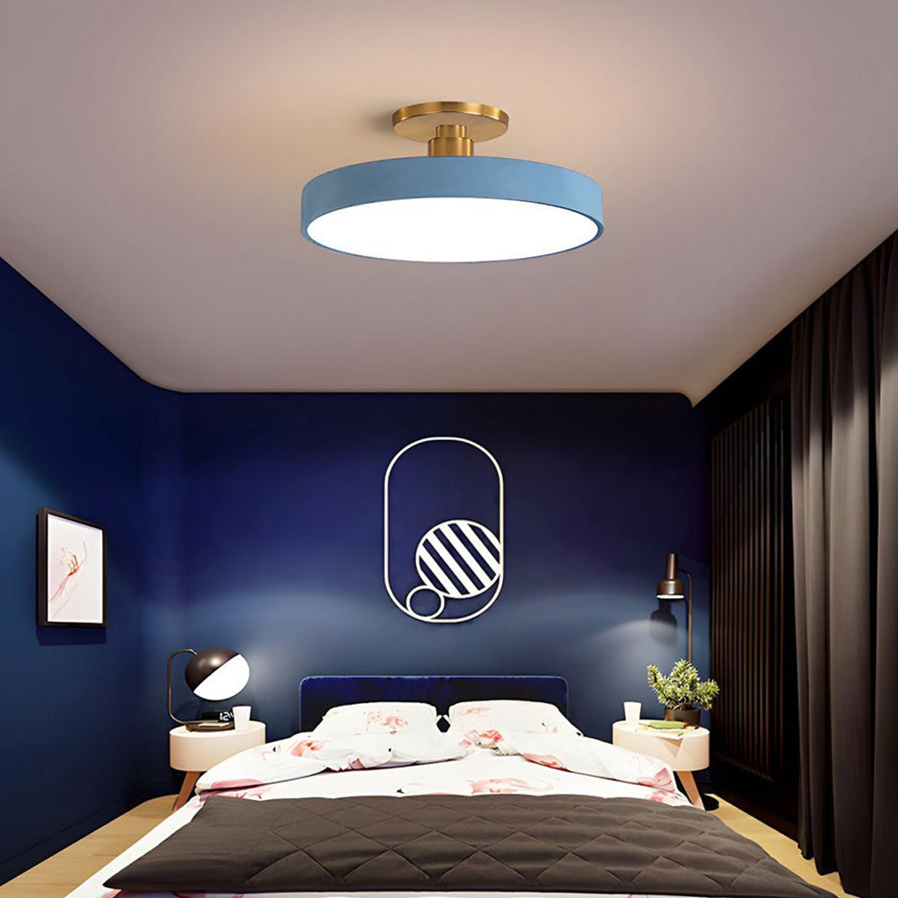 Minimalistisk takarmatur i skandinavisk stil för det moderna hemmet
