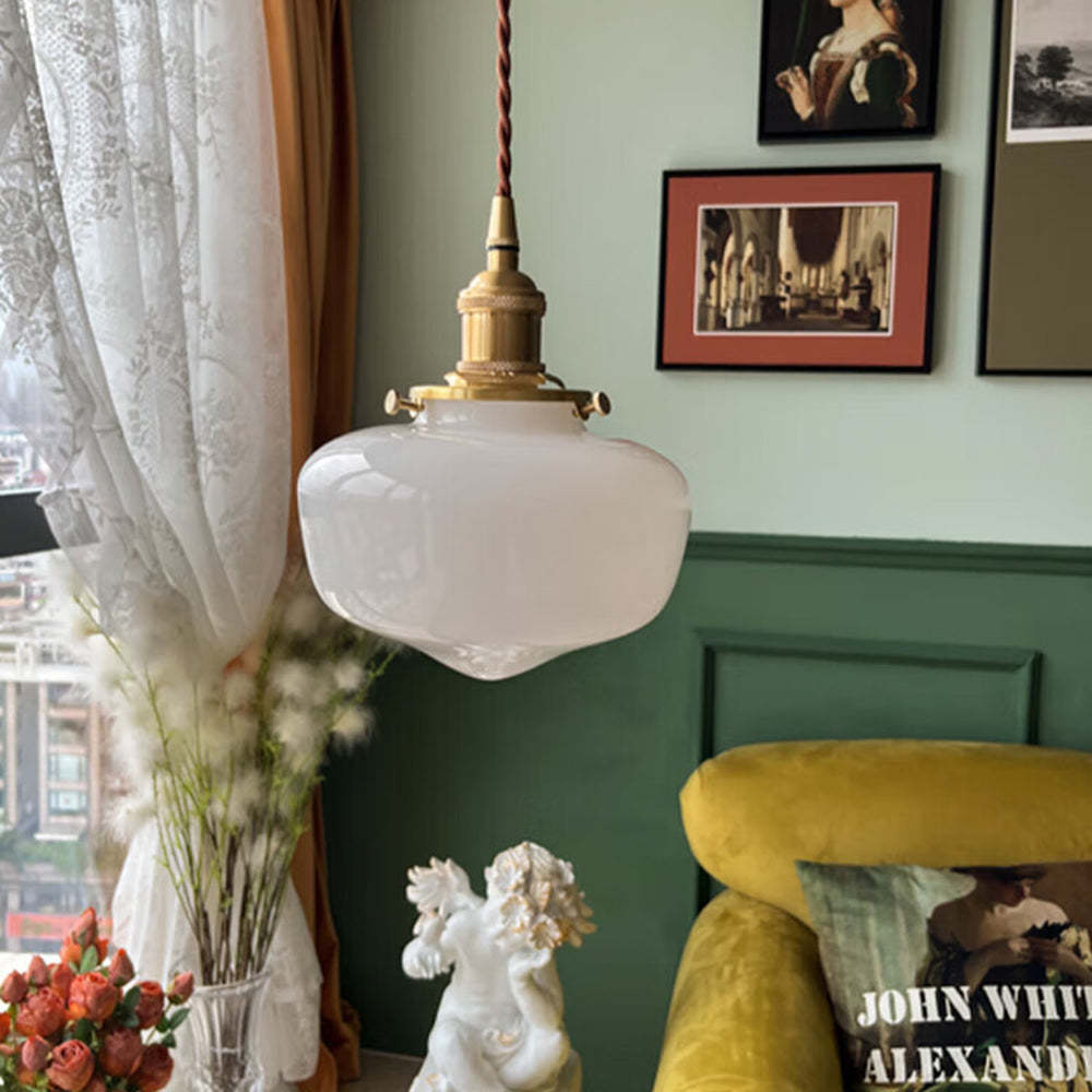 Elegant hängande industriell lampa med mässingsdetaljer