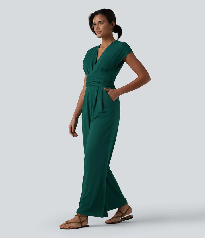 Profilbild av kvinna i grön kortärmad arbetsjumpsuit med sidofickor synliga