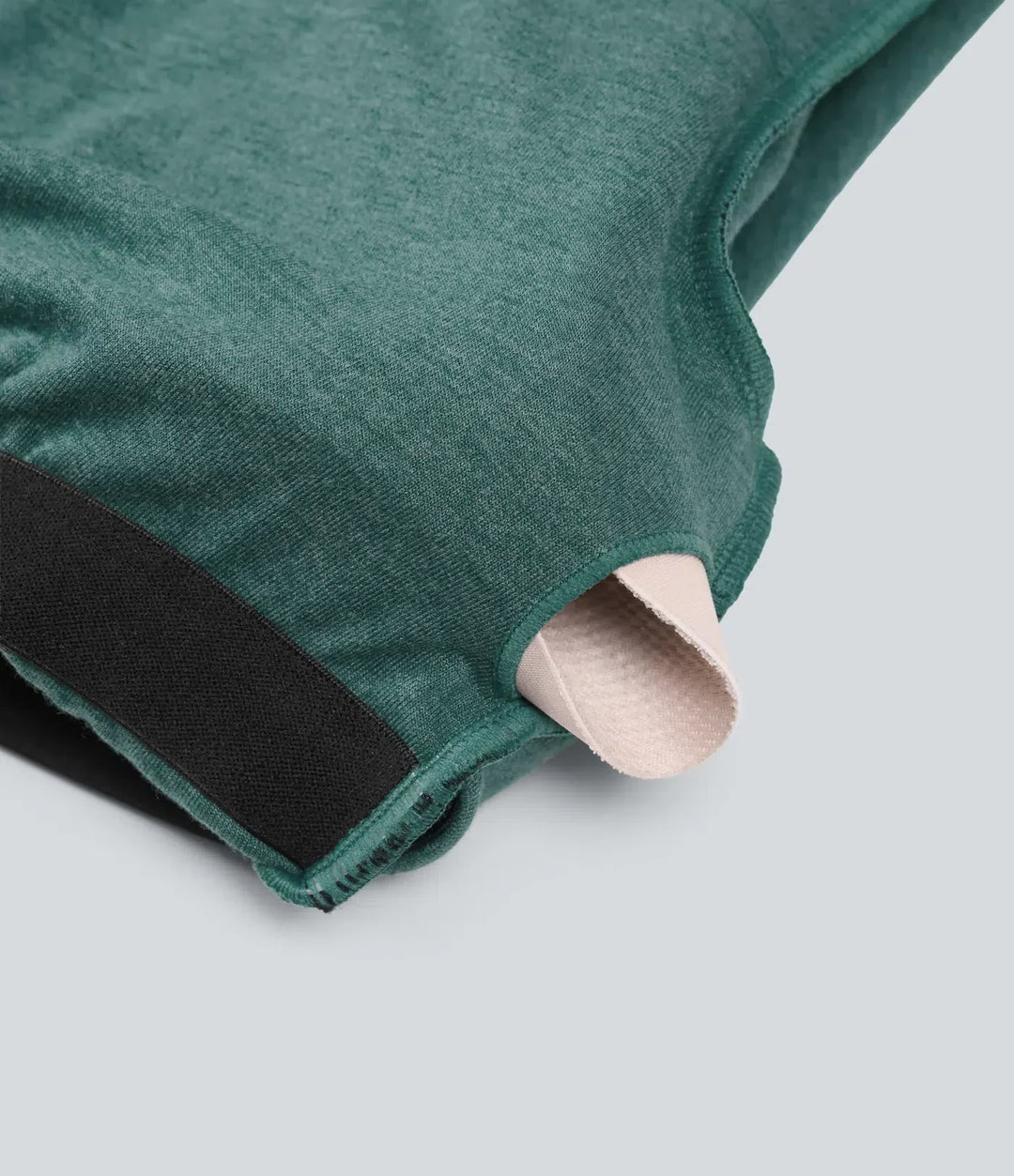Grön jumpsuit med vida ben visad i helfigur för en moderiktig look