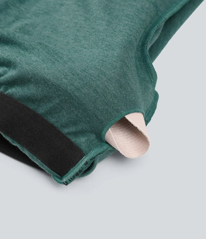 Grön jumpsuit med vida ben visad i helfigur för en moderiktig look