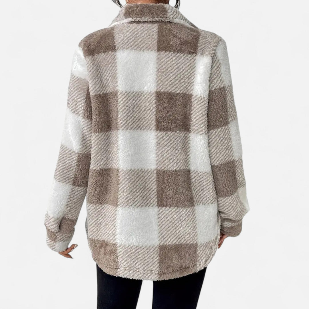 Elegant dammode med varm och rutig plyschjacka