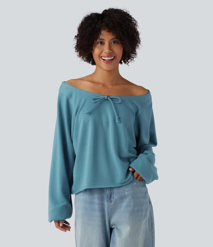 Vardagströja för dam i blått tyg med moderna off-shoulder detaljer