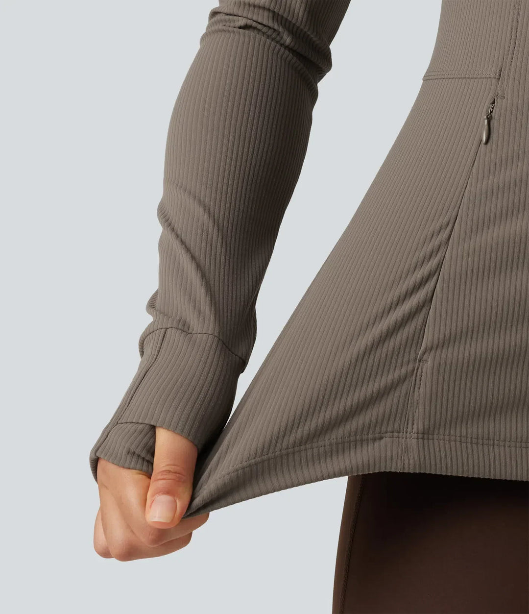 Detaljbild på ståkrage och dragkedja på damens yogajacka