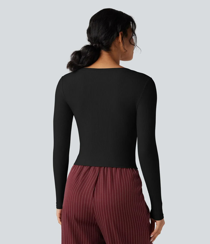 Strukturdetalj på det ribbstickade tyget på den croppade t-shirten