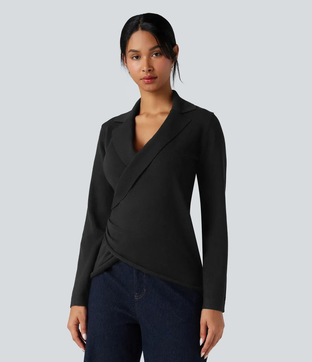 Närbild på tyg och V-ringning på långärmad damtröja