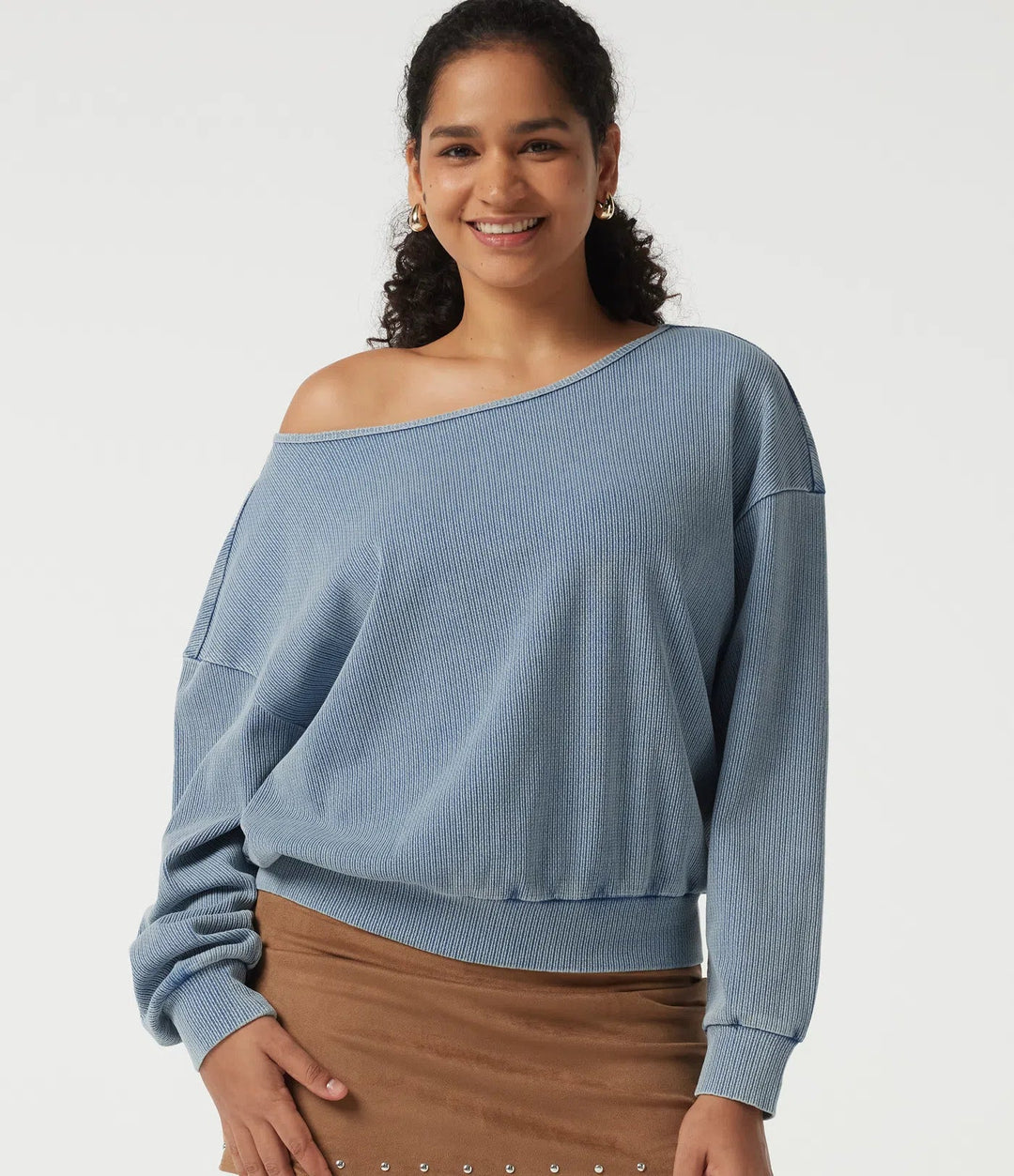 Moderna damkläder: blå lång sweatshirt med fladdermusärm och båtring