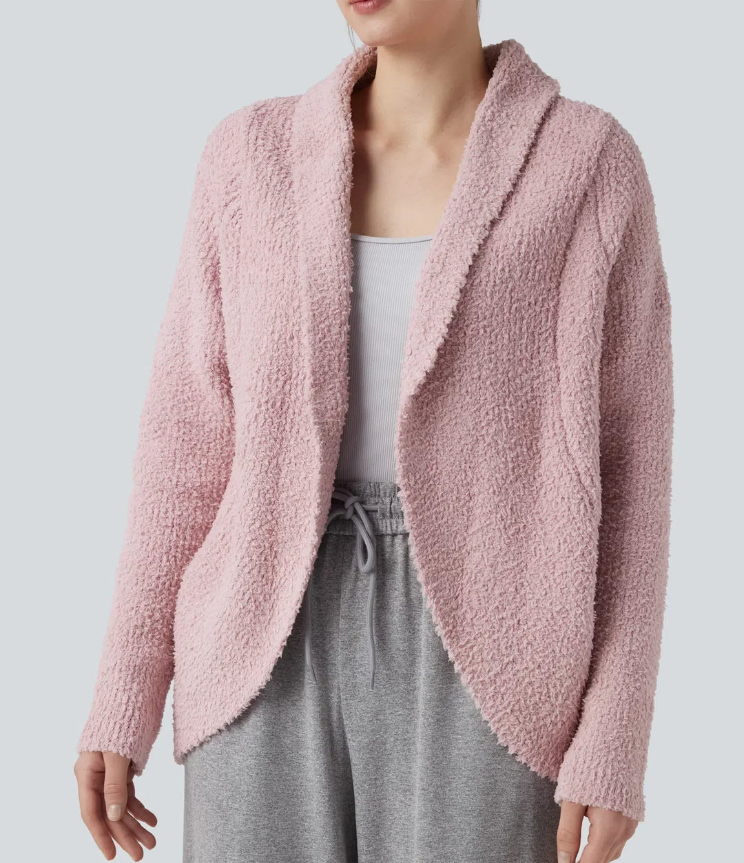 Stickad damcardigan med sjalkrage bakifrån i beige vardagsmode
