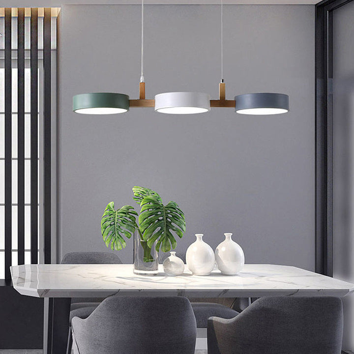 Modern taklampa i nordisk design hängande över ett elegant matbord