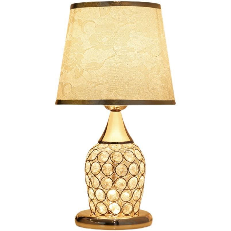Heminredning i fokus med stilren bordslampa i klassisk stil