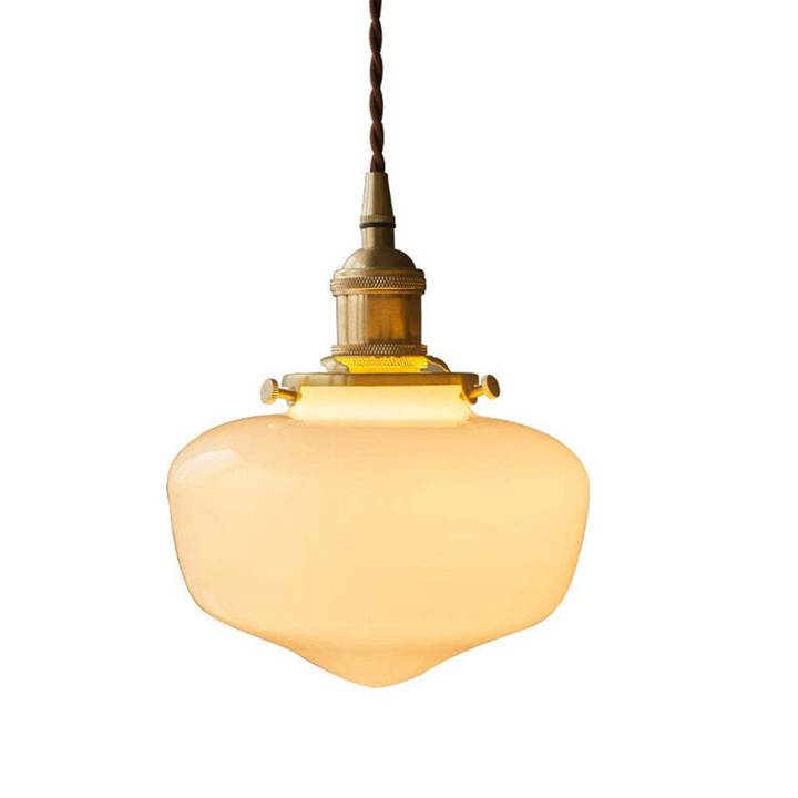Närbild på den runda taklampan i retrostil med elegant opalglas och mässing