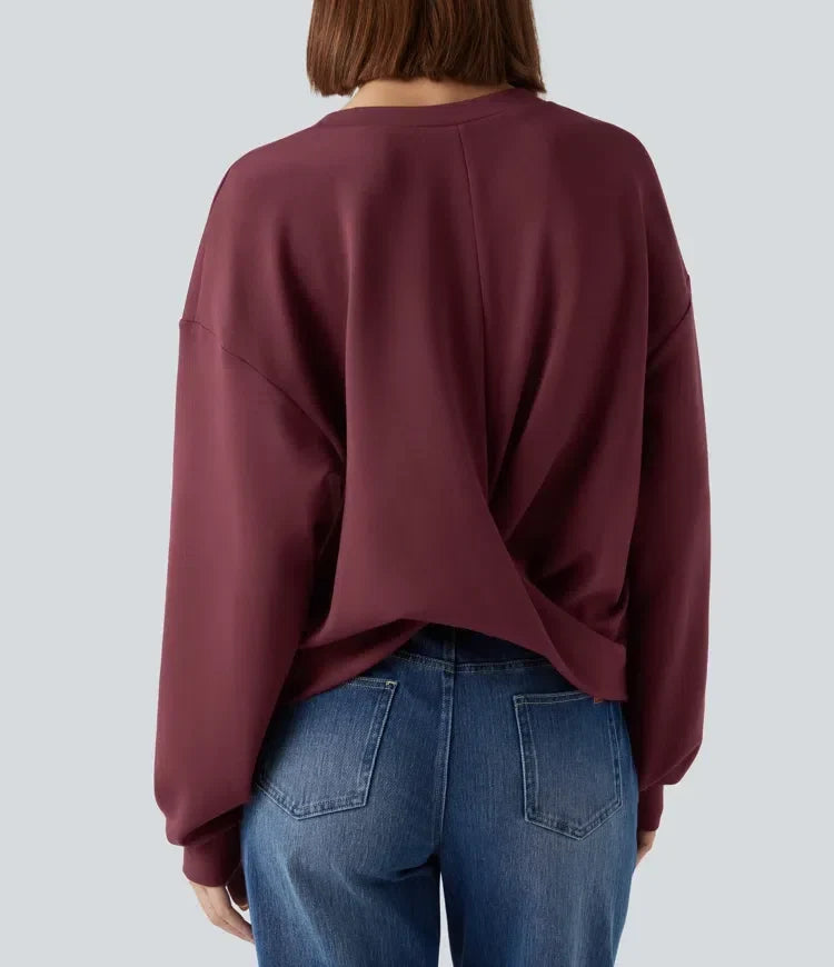 Baksidesvy av dam sweatshirt i vinrött med vriden designdetalj