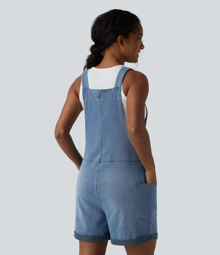 Baksida av kort overall i denim med praktiska fickor