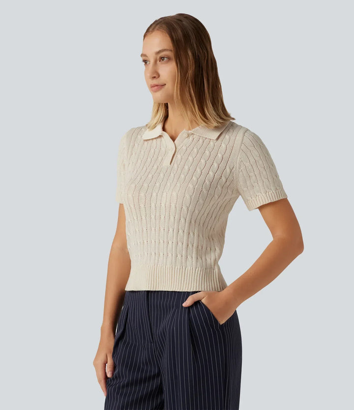Kvinna som bär beige kortärmad kabelstickad polotröja i profil