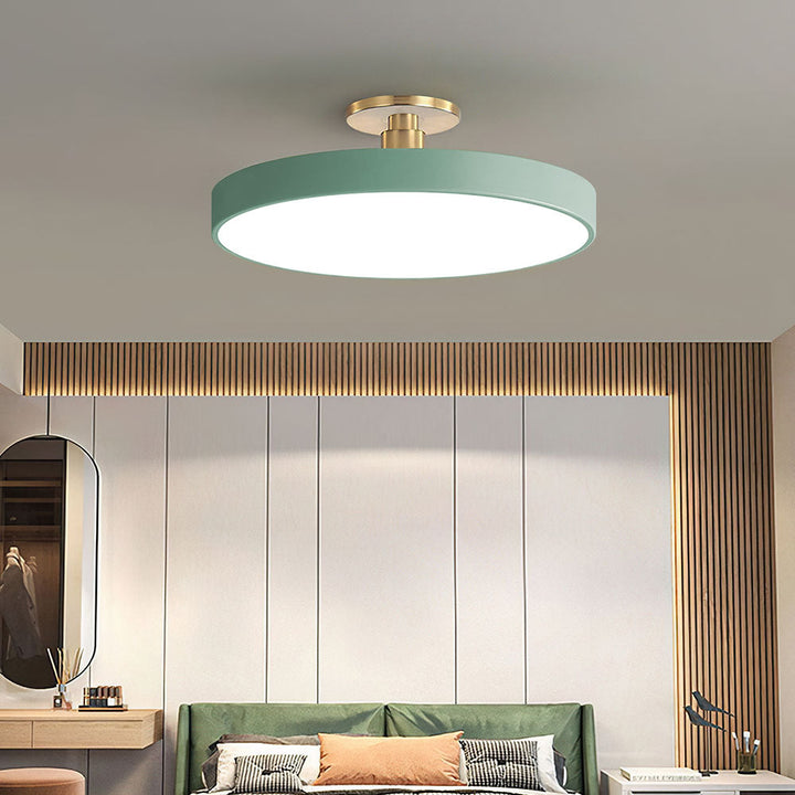 Modern rund LED-taklampa med elegant vit yta och mjuk belysning för vardagsrum