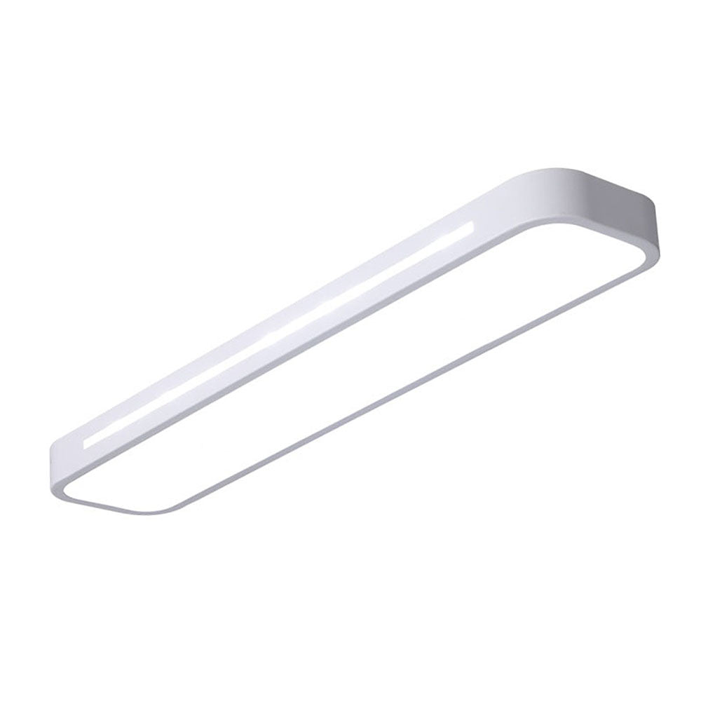 Vit minimalistisk lång LED taklampa mot ljus bakgrund