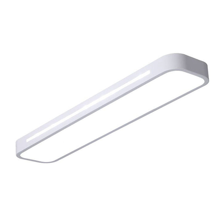 Vit minimalistisk lång LED taklampa mot ljus bakgrund