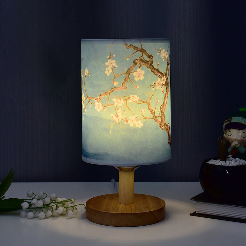 Detaljbild på LED-bordslampa i trä och dess fina textur