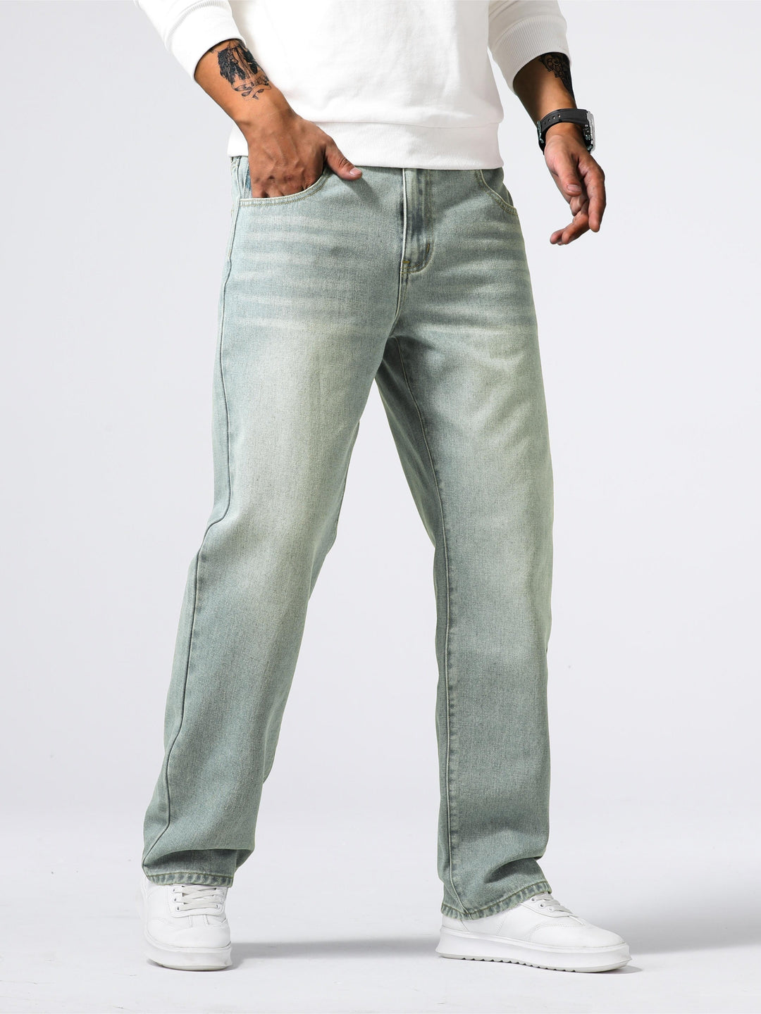 Bakfickor och snygg passform på blå denimbyxor för män