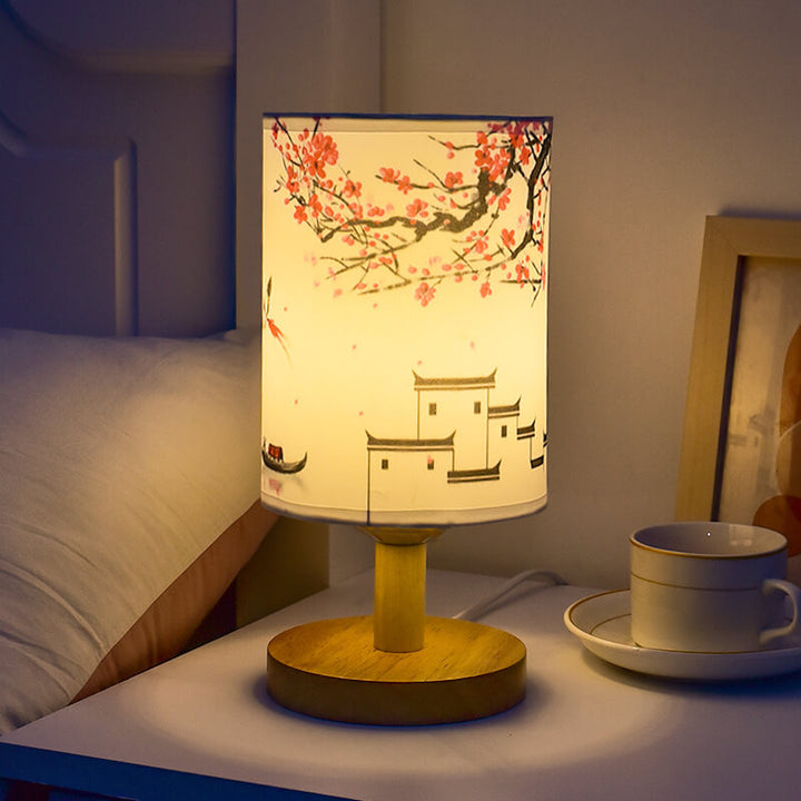 Miljöbild med bordslampa i trä i modern hemmiljö