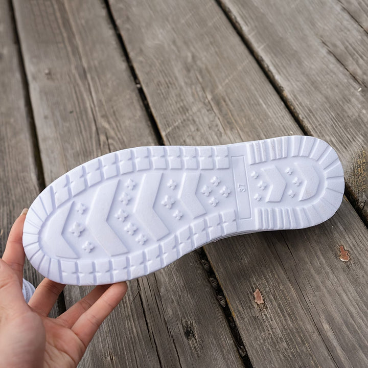 Stilrena och lätta dam sneakers i helfigur mot vit bakgrund