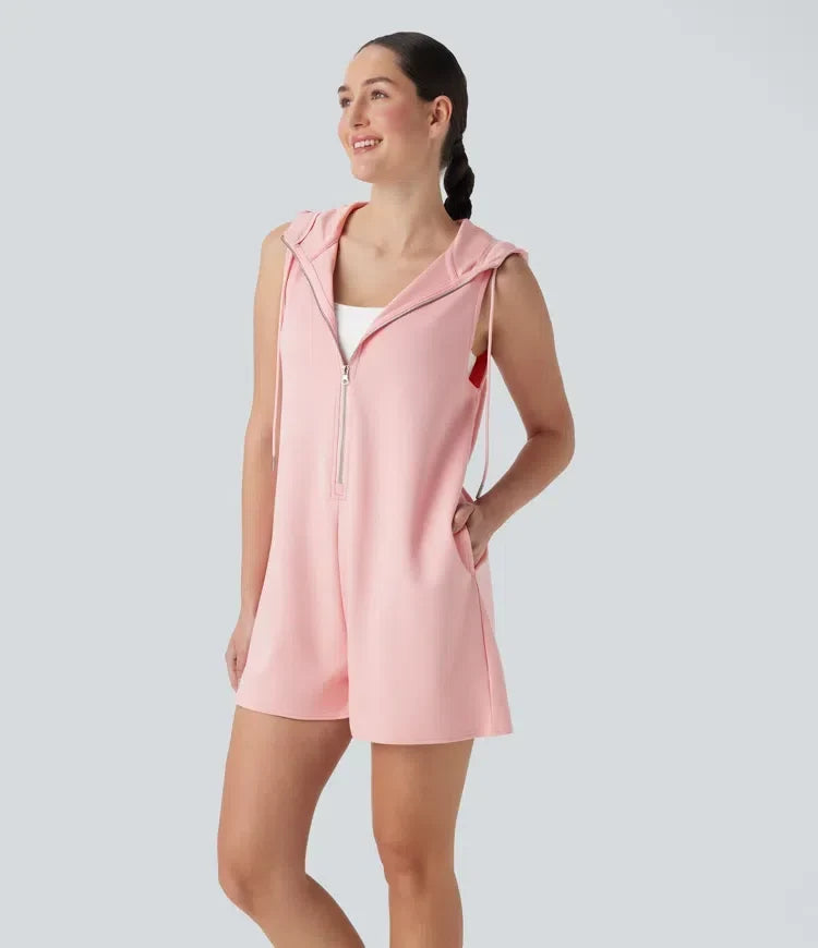 Kvinna i rosa ärmlös jumpsuit med huva framifrån