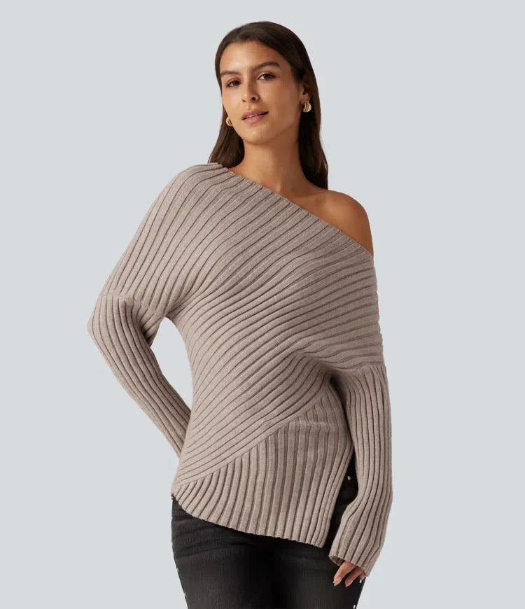 Kvinna som bär en elegant ribbstickad enaxlad tröja framifrån