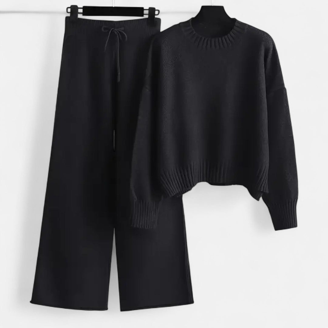 Höstmode med damstickad tröja och vida byxor i helfigur