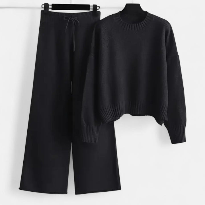 Höstmode med damstickad tröja och vida byxor i helfigur