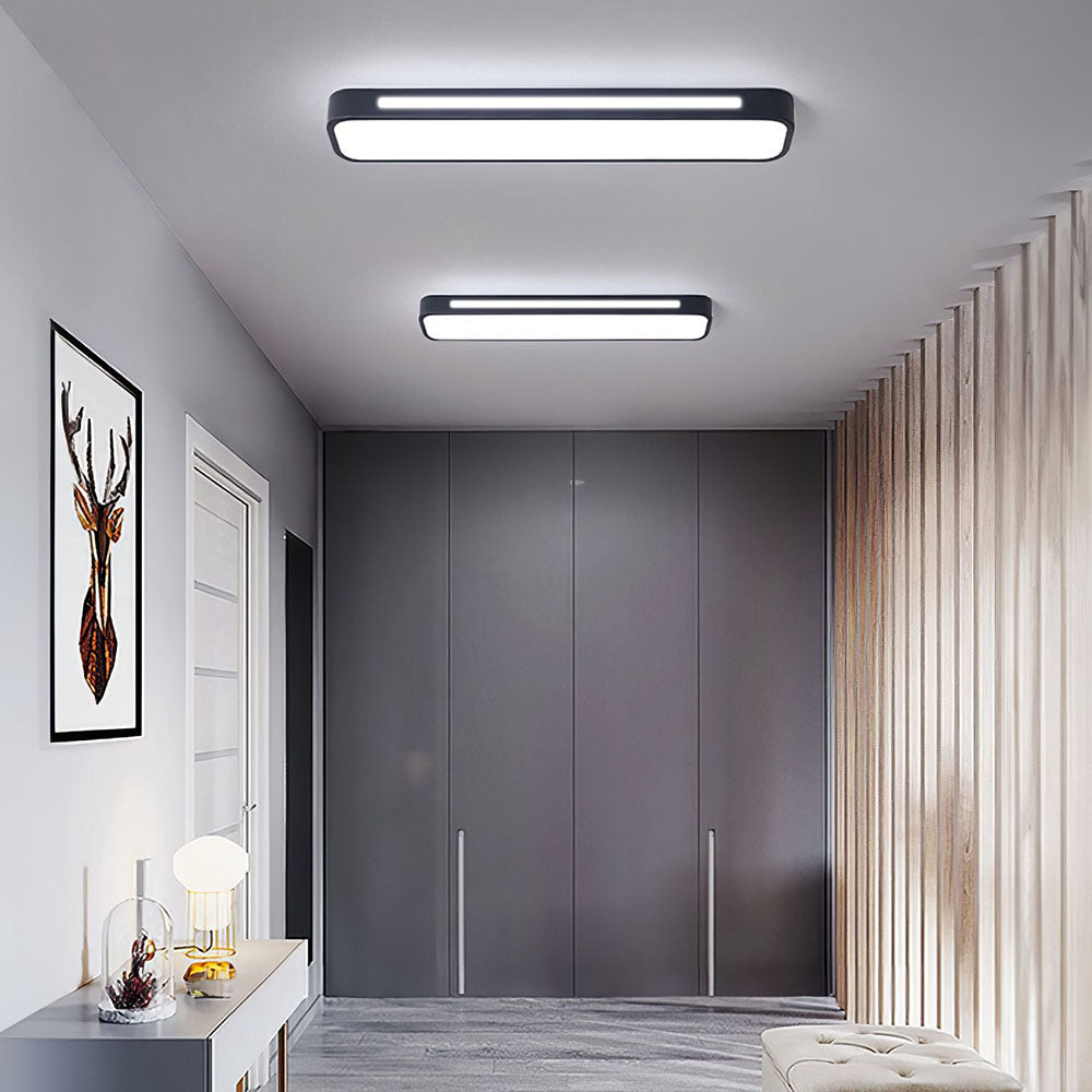 Svart nordisk LED taklampa monterad i modern hall
