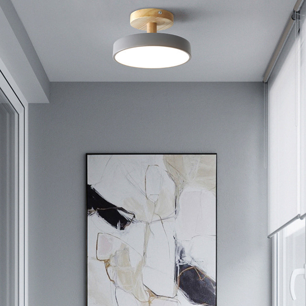 Modern LED taklampa med trädetaljer i skandinavisk design för vardagsrum