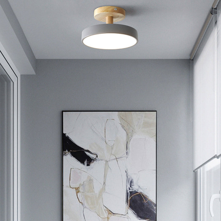 Modern LED taklampa med trädetaljer i skandinavisk design för vardagsrum