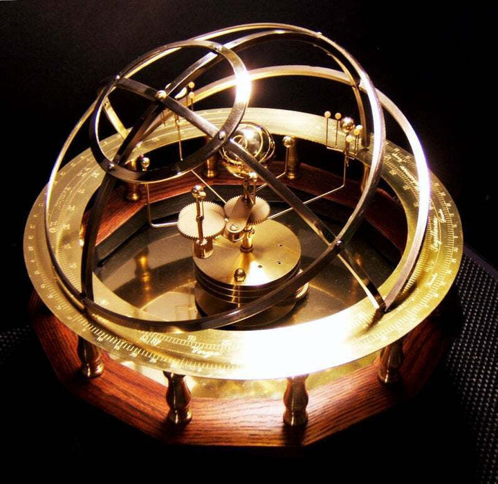 Grand orrery solsystem modell med roterande planeter i mässing