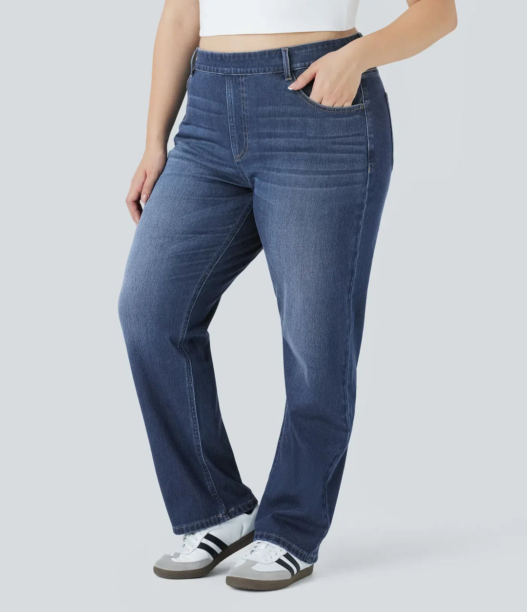 Sömmar och hällor på blå damjeans i slitstark denim